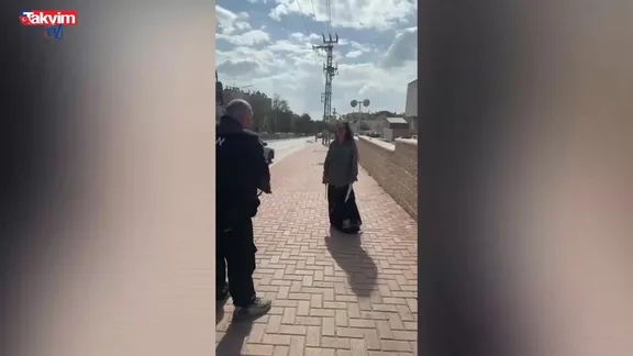 İsrail'de sirenler çalarken bıçaklı saldırı girişimi: Asker kemerini çıkarıp böyle müdahale etti