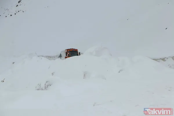 Mayıs ayının ortasında Van Bahçesaray'a 20 santimetre kalınlığında kar yağdı! Yazlık lastiği olanlar yolda kaldı besiciler zor anlar yaşadı - 13