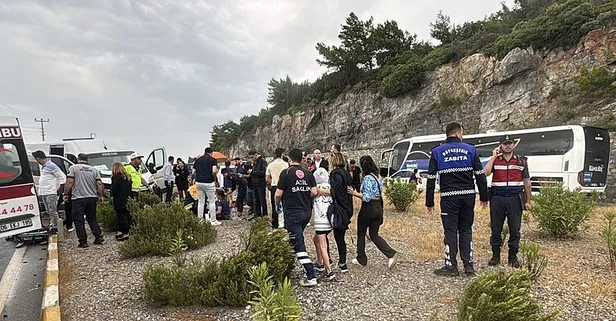 Bodrum'da servis minibüsü ile otomobilin çarpıştığı kazada 16 kişi yaralandı!