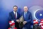 Başkan Erdoğan'a İstanbul'un fethinin 573. yılında özel miğfer hediyesi! Üstünde Fetih Suresi, dört halifenin isimleri yer alıyor