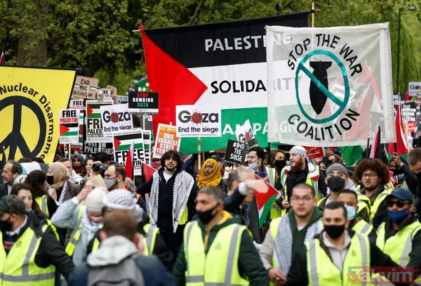 SON DAKİKA: Filistinlilerin katledilmesi protesto ediliyor! Binler Londra'da İsrail Büyükelçiliği'ne yürüyor - 50