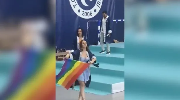universite-mezuniyetinde-lgbt-teroru-propagandasi-sapkinligin-pacavrasini-acan-ogrenciye-sorusturma-acildi-1689718925337.jpeg