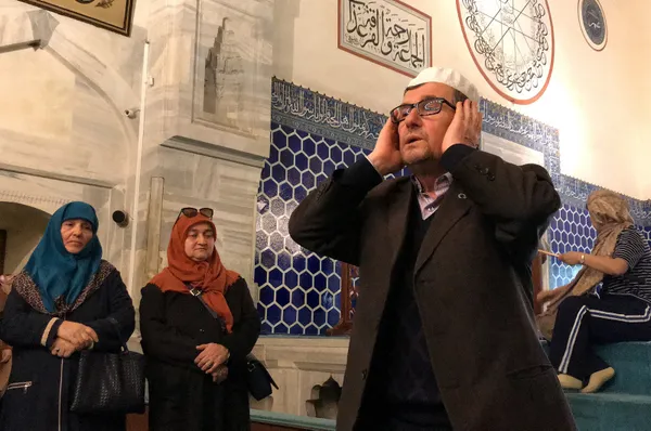 turistlere-okudugu-5-farkli-makamdaki-ezanla-taninan-bursa-yesil-cami-muezzini-recep-uyar-vefat-etti-1640526054665.jpg Turistlere okuduğu 5 farklı makamdaki ezanla tanınan Bursa Yeşil Cami müezzini Recep Uyar vefat etti-5