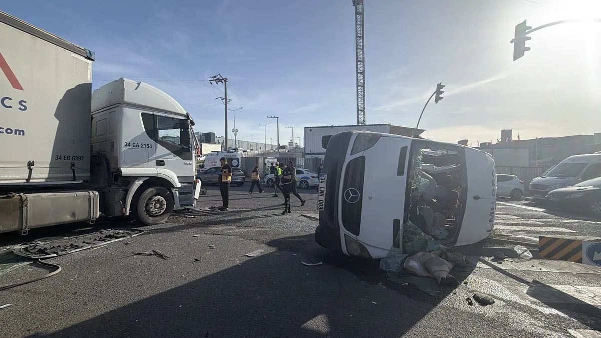 1778539352982.jpeg Kocaeli Çayırova'da servis tırla çarpıştı: Ağır yaralı işçiden acı haber geldi!-2