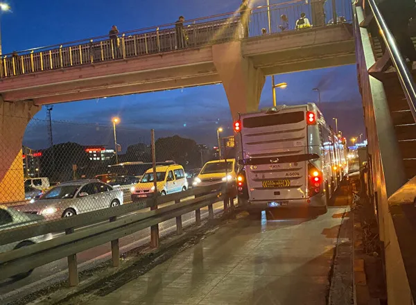 istanbulda-metrobus-arizasi-duraklarda-yolcu-yogunluguna-yol-acti-1699643757839.jpeg