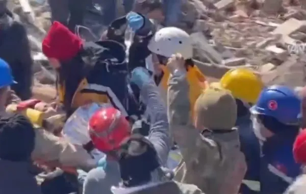 Canlı yayında peş peşe umut haberleri! 149. saatte mucizenin adı Mustafa! 'Mutlular' apartmanı enkazından çıkarıldı-2