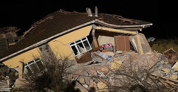 Sinop’ta 3 ev heyelan altında kaldı! Enkazdan 4 kişi sağ çıkarıldı