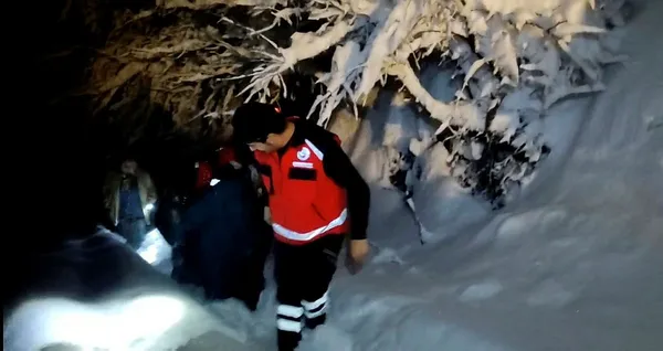 kar-nedeniyle-yollari-kapanan-koydeki-hastanin-imdadina-ekipler-yetisti-1640150949620.jpg Kar nedeniyle yolları kapanan köydeki hastanın imdadına ekipler yetişti-1