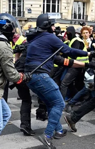Fransa yangın yeri! Sarı yelekliler yine sokakta: 152 gözaltı