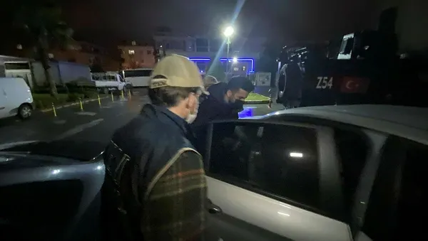 istanbulda-11-ilcedeki-12-adrese-deas-operasyonu-cok-sayida-gozalti-var-1615945103127.jpeg Son dakika: İstanbul'da 11 ilçedeki 12 adrese DEAŞ operasyonu: Çok sayıda gözaltı var-3