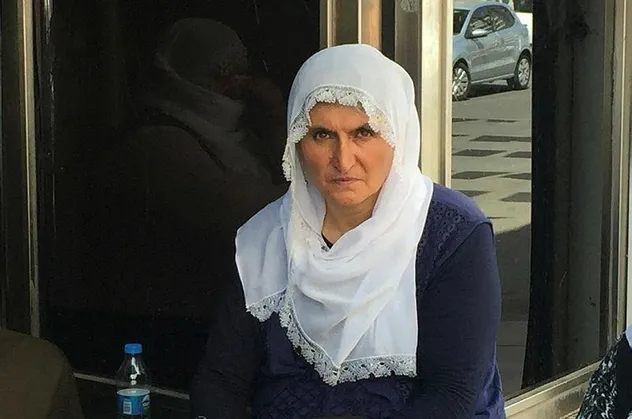 Oğlu için HDP İl Başkanlığı önünde oturma eylemi yapan anne Hacire Akar'a destek
