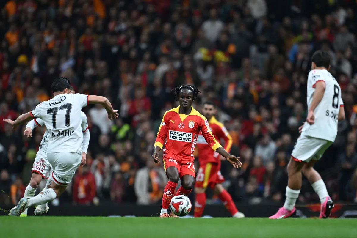 galatasarayin-ara-transfer-fiyaskosu-kiraliklar-buyuk-husran-yasatti-1777798024367.jpg Renato Nhaga performansıyla umut verdi