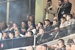 Başkan önde oyuncular arkada