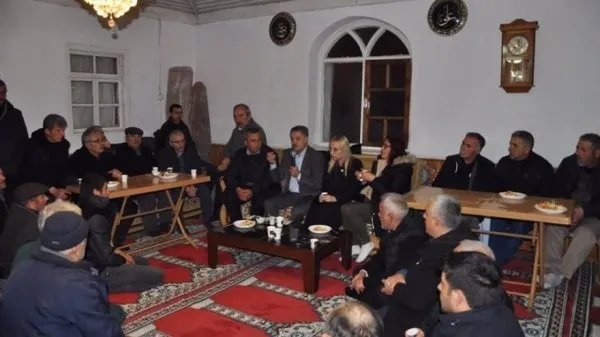 Skandal! CHP'nin adayı Cemil Deveci camide seçim toplantısı yaptı-1