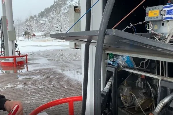 5 ilde eş zamanlı baskın! 6 akaryakıt istasyonunda 'kaçak akaryakıt' düzeneği bulundu-5