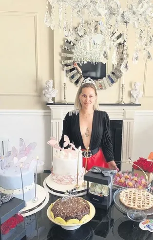 Balkanlar'ın Lady Gaga'sı Asya Gashi yeni yaşını tek başına kutladı