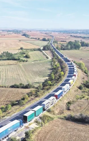 Güçlü ekonominin kanıtı! Türkiye 38 km'lik TIR kuyruğu ile AB'ye ürün taşıdı