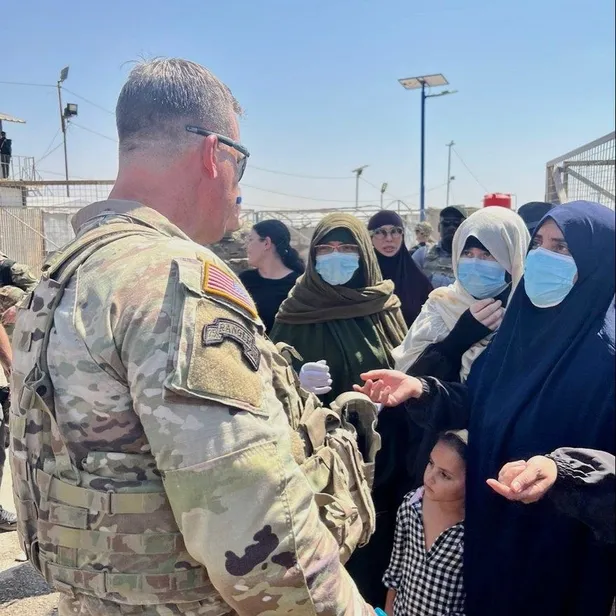 abdden-bir-skandal-daha-centcom-komutani-erik-kurilla-pkkli-teroristlerle-gorustu-1692793124459.jpeg