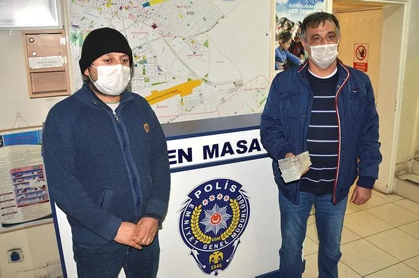 Temizlik işçisi Halil Çınar yolda poşet içinde bulduğu 50 bin lirayı sahibine ulaştırdı-1