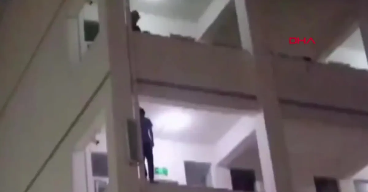 Çin’de itfaiyeci, balkondan atlamaya çalışan öğrenciyi kurtardı! O anlar böyle görüntülendi