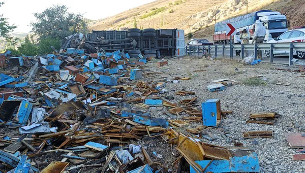 malatyada-ari-kovani-ve-bal-yuklu-kamyon-devrildi-3-kisi-oldu-112-ekipleri-arilar-nedeniyle-kaza-bolgesine-yaklasamadi-1599416544436.jpg Malatya'da arı kovanı ve bal yüklü kamyon devrildi: 3 kişi öldü, 112 ekipleri arılar nedeniyle kaza bölgesine yaklaşamadı-4