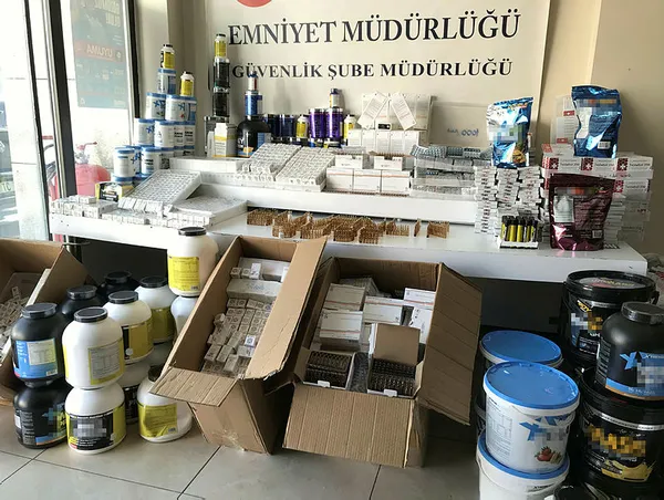 İstanbul Fatih'te dev operasyon! Tam 2 milyon 556 bin lira değerinde sahte vücut geliştirme ilacı ele geçirildi! İnternette satacaklardı!-5