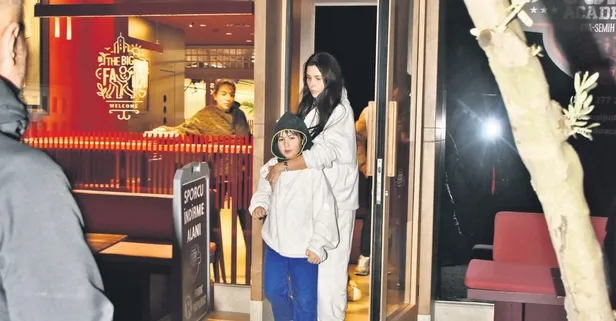 Hatice Şendil kameralara set çekti! Oğlu Can’ı yüzünü kapatarak muhabirlerden kaçırdı