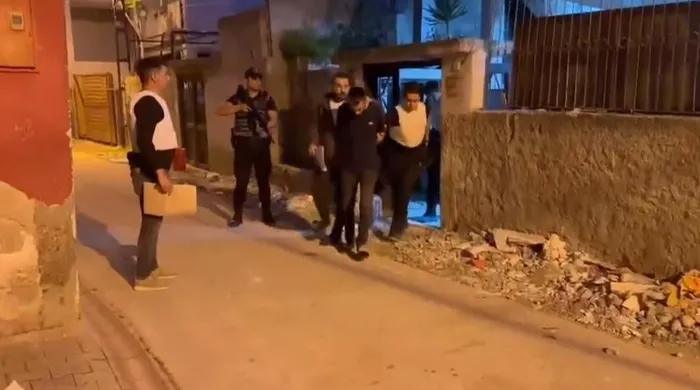 adana-merkezli-6-ilde-es-zamanli-kafes-operasyonu-baygaralar-organize-suc-orgutu-cokertildi-cok-sayida-gozalti-1698040293280.jpeg Adana merkezli 6 ilde eş zamanlı 'Kafes' operasyonu! ‘Bayğaralar’ organize suç örgütü çökertildi: Çok sayıda gözaltı var-2