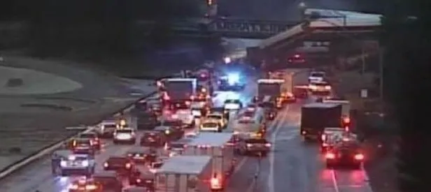 ABD'de korkunç kaza: Hızlı tren otoyola uçtu