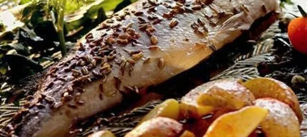 Elma Dilimi Patates Eşliğinde Rezeneli Levrek Tarifi