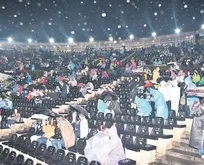 Edis yağmur altında Harbiye’yi salladı!