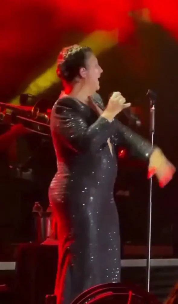 1786876374727.png Sibel Can'ın son hali sosyal medyada gündem oldu! Sahne kıyafetine yorum yağdı-3