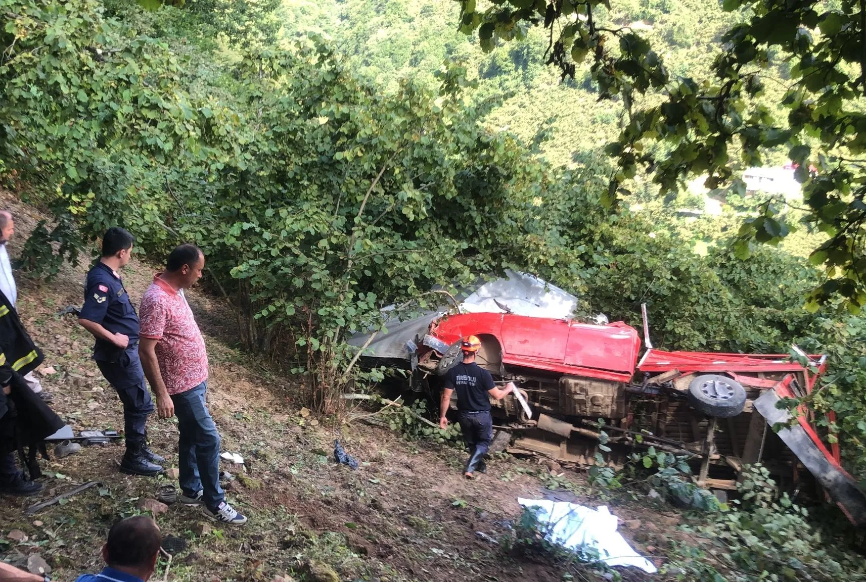 Fındık işçilerini taşıyan servis devrildi