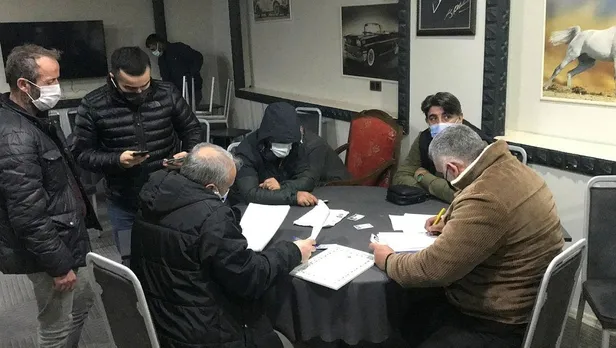 bursada-kapali-olmasi-gereken-kahveye-polis-baskini-ceza-yagdi-1609690510270.jpeg Bursa'da kapalı olması gereken kahveye polis baskını: Ceza yağdı-2