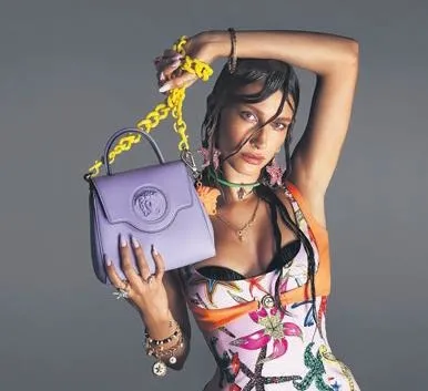 Versace’nin yeni kampanyasının fotoğraflarını Mert Alaş çekti-2