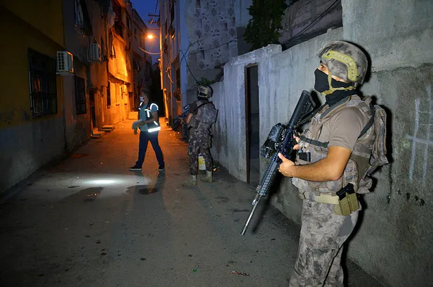 Adana'da zehir tacirlerine şafak operasyonu!