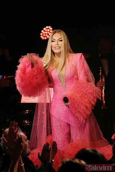 Süperstarlar kurtlarını böyle dökerler! 77 yaşındaki Ajda Pekkan kendini tutamadı göbek attı görenleri kendisine hayran bıraktı - 4