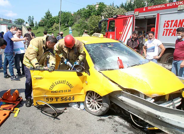 istanbulda-dehset-anlari-basina-gelenleri-yakinlarina-boyle-haber-verdi-1592836938937.jpg İstanbul'da dehşet anları! Başına gelenleri yakınlarına böyle haber verdi...-1