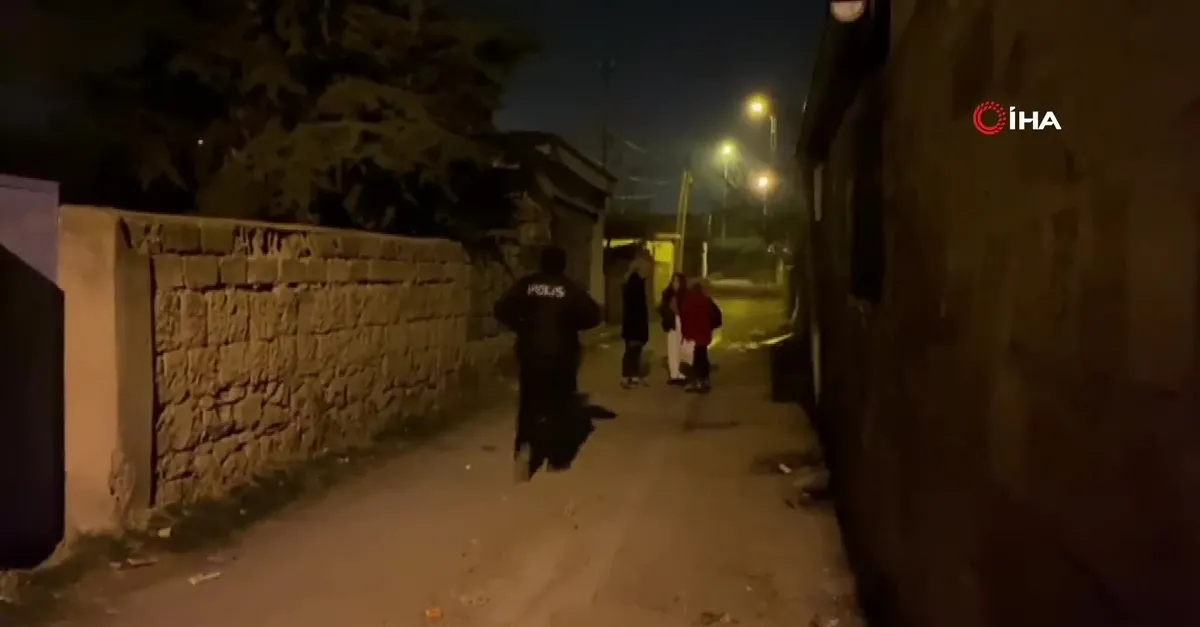 Kayseri’nin Melikgazi ilçesinde uzaklaştırması bulunan şahıs, eşinin ve çocuğunun da içerisinde bulunduğu evi ateşe verdi
