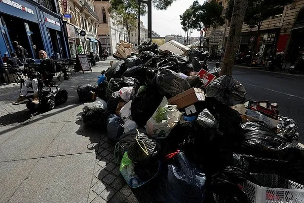 fransada-grev-marsilya-sokaklarini-cop-basti-1633025443003.jpeg Fransa'da grev! Marsilya sokaklarını çöp bastı-2