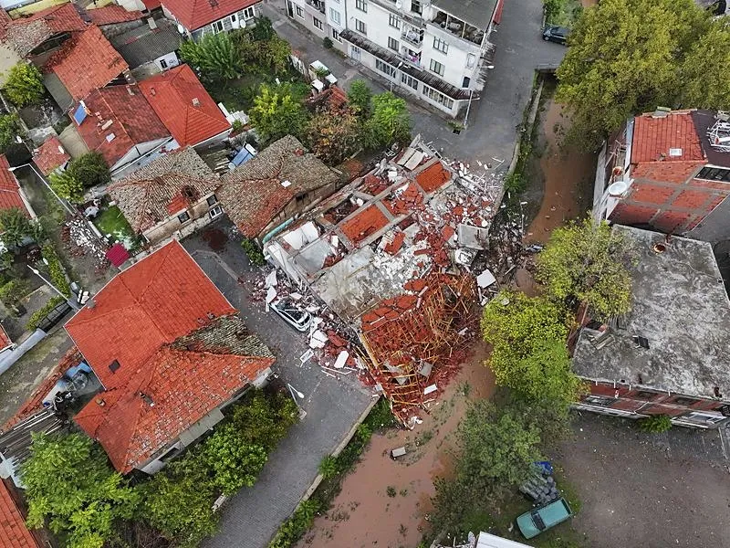 Yıkılan binalar havadan görüntülendi. (AA)