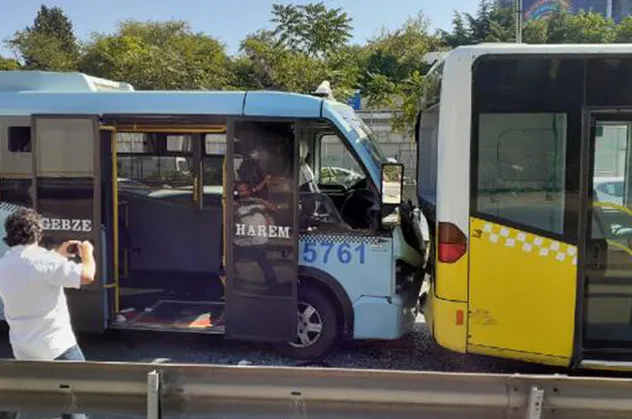 Son dakika: Kadıköy'de yolcu minibüsüyle İETT otobüsü çarpıştı:4 yaralı