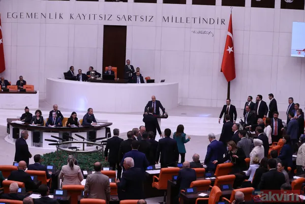Filistin oturumuna mazeret sunan CHP lideri Özgür Özel Can Atalay için seke seke Meclis'e geldi! Bir de üstüne DEM Grubu'na gitti - 14