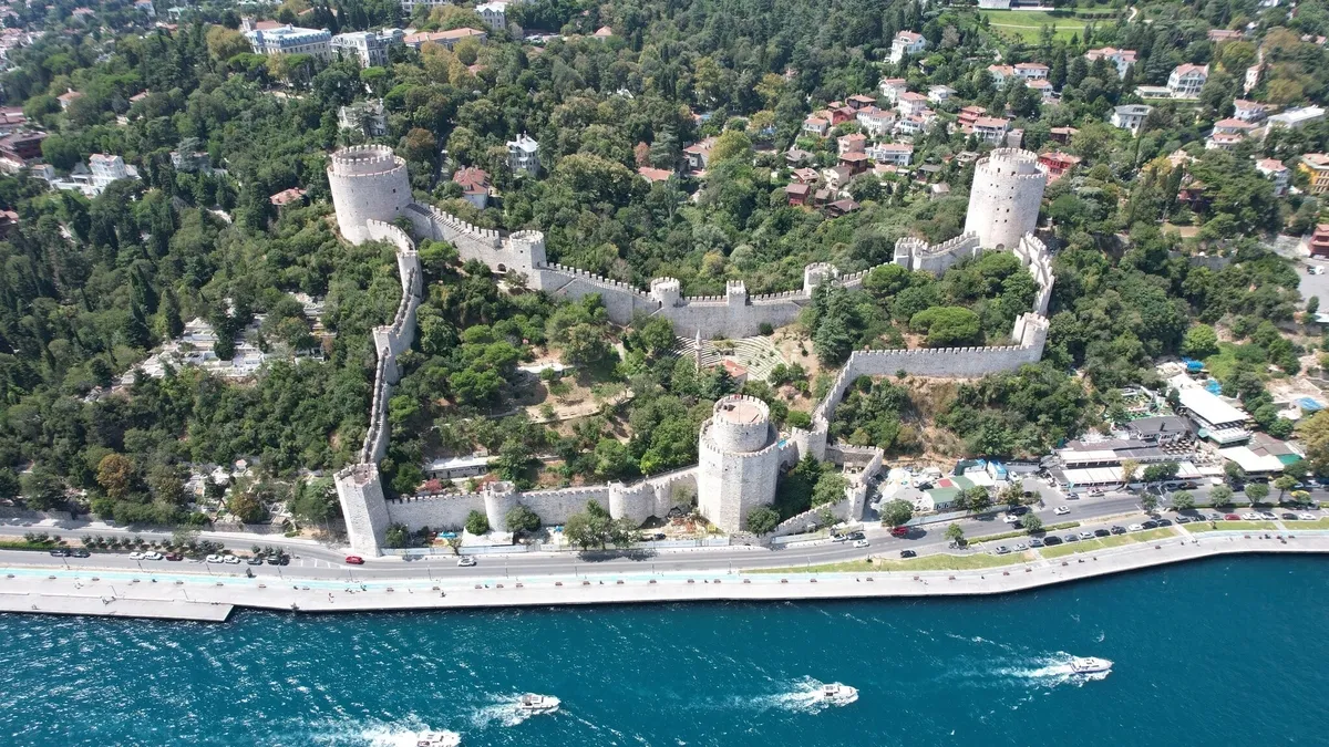 İBB’nin 6 yıldır bitmeyen Rumeli Hisarı restorasyonu esnafı vurdu... İçindeki mescide kilit vuruldu