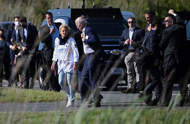 abd-baskani-joe-bidenin-panik-anlari-supheli-ucak-yaklasinca-cantasini-toplayip-kacti-1654495594590.jpeg ABD Başkanı Joe Biden'ın panik anları... Şüpheli uçak yaklaşınca çantasını toplayıp kaçtı-1