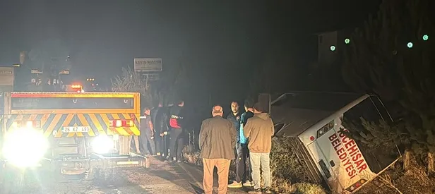 Afyonkarahisar’da yolcu midibüsü devrildi: 12 yaralı