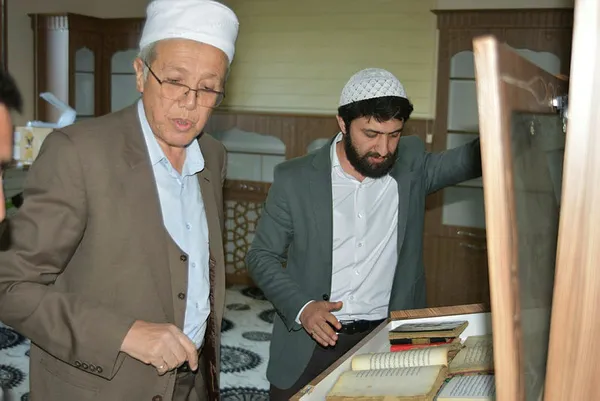 6-asirlik-el-yazmasi-ilim-kitaplari-tarihe-isik-tutacak-1593585057431.jpg Bitlis’te 6 asırlık el yazması ilim kitapları tarihe ışık tutacak: Herkes bu kitaplardan istifade etsin-5