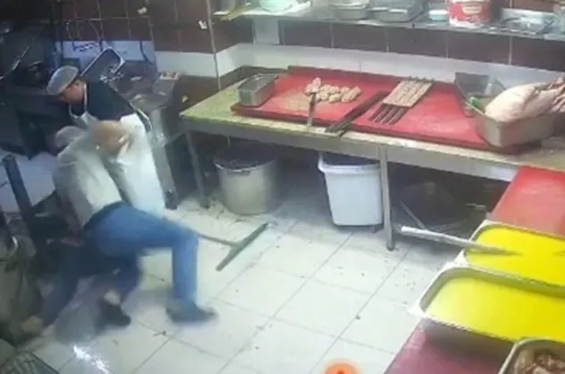 Restoran çalışanları birbirine girdi ortalık savaş alanına döndü! Yer: Beylikdüzü