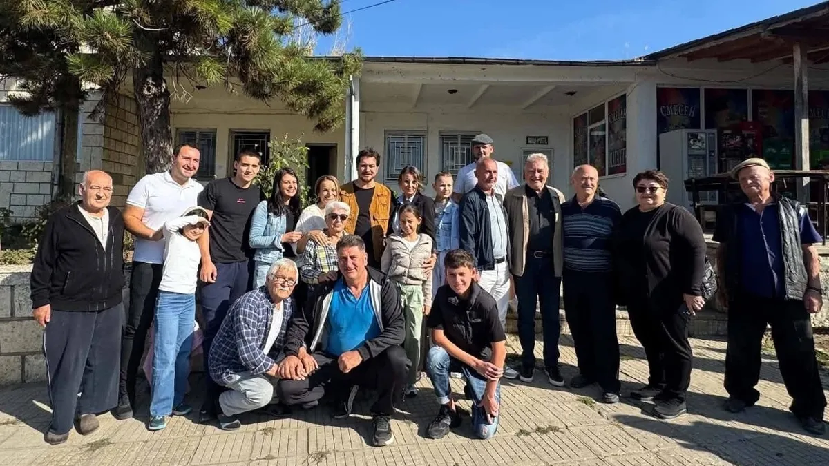 1791717956754.jpg Çifte vatandaşlık işlemlerinin ardından aile ziyareti: Çağatay Ulusoy anne ve babası ile birlikte köyde-6