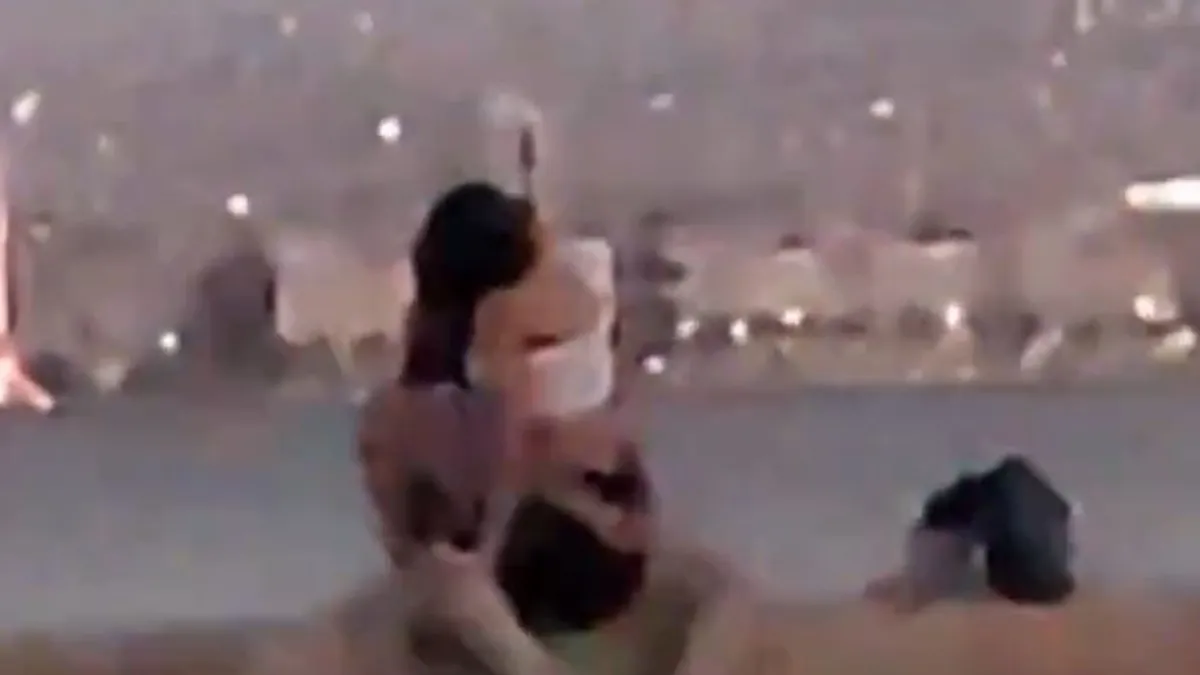 Uyatchan gozallik Kapri Kavalli jinsiy aloqa qilishdan oldin isinadi Uyatchan gozallik Kapri Kavalli jinsiy aloqa qilishdan oldin isinadi